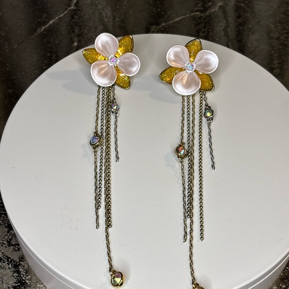 Betsey Johnson Jewelry - Betsey Johnson Dogwood Flower Drop Earrings EUC